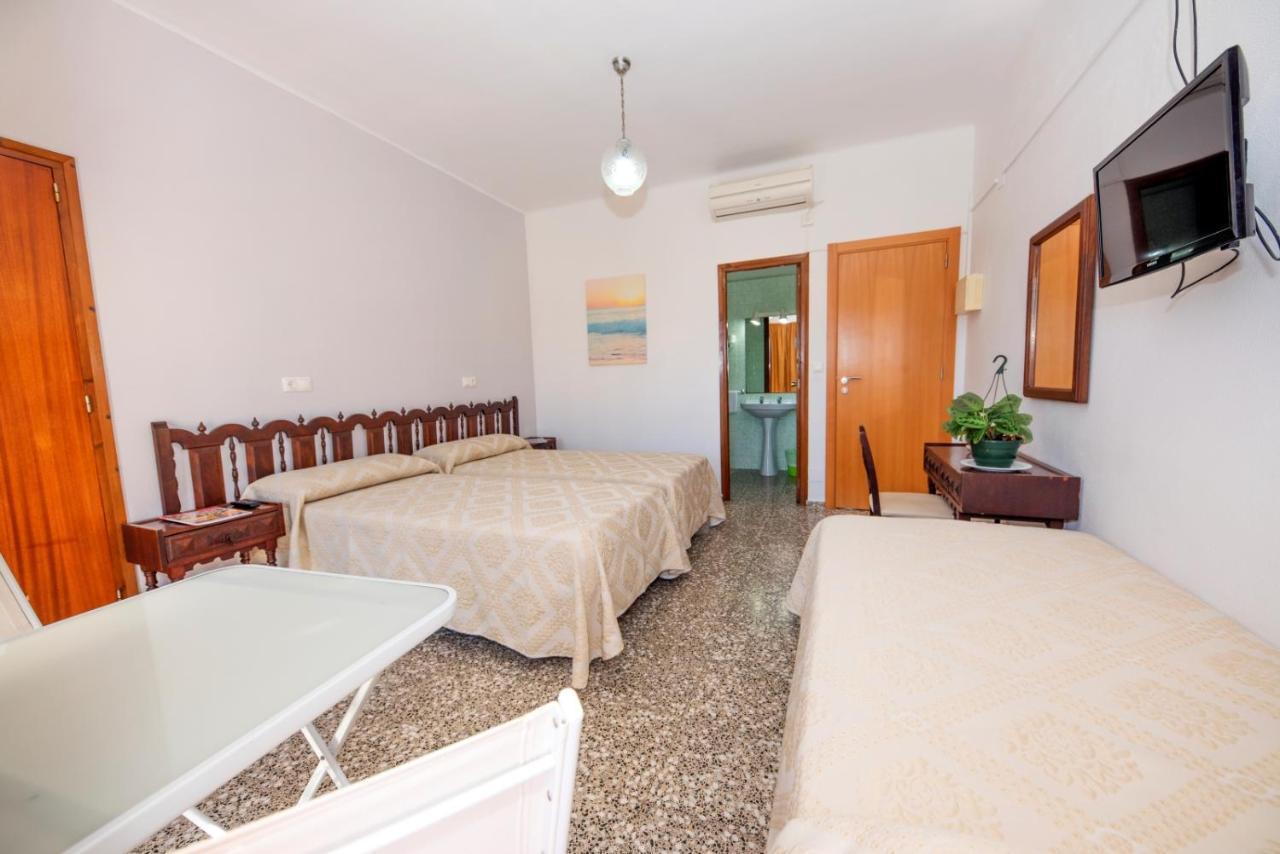 Hostal Y Apartamentos Santa Eulalia Santa Eularia des Riu Zewnętrze zdjęcie